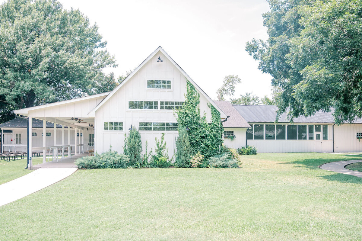 The RoseMary Wedding Venue | DFW Wedding Photographer Rae De Lain Light and Airy