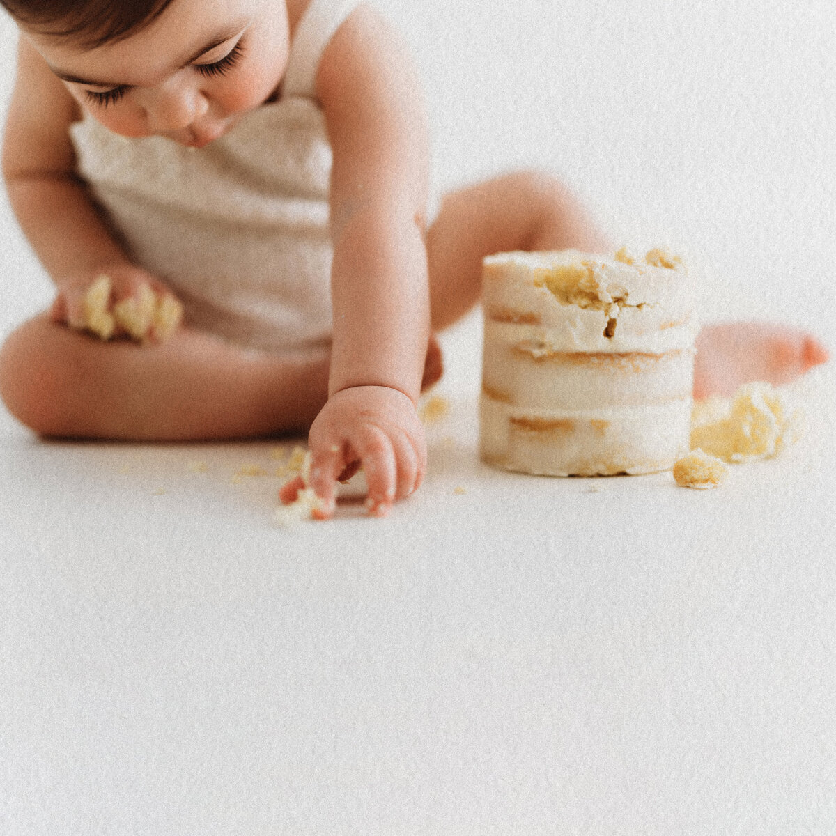 LittleWhitePhotography-Cake-Smash-26