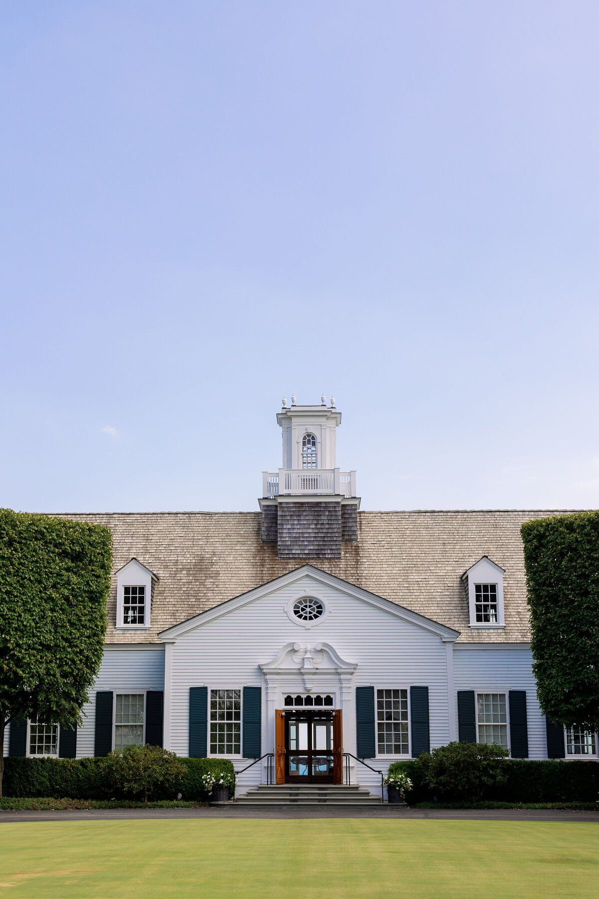 An exterior photo of the Shoresacres CC