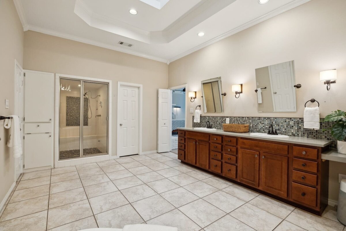 17828_cedar_creek_canyon_dr_dallas_tx_primary_bathroom_with_dual_vanities_and_glass_shower_-_haven_realty_group