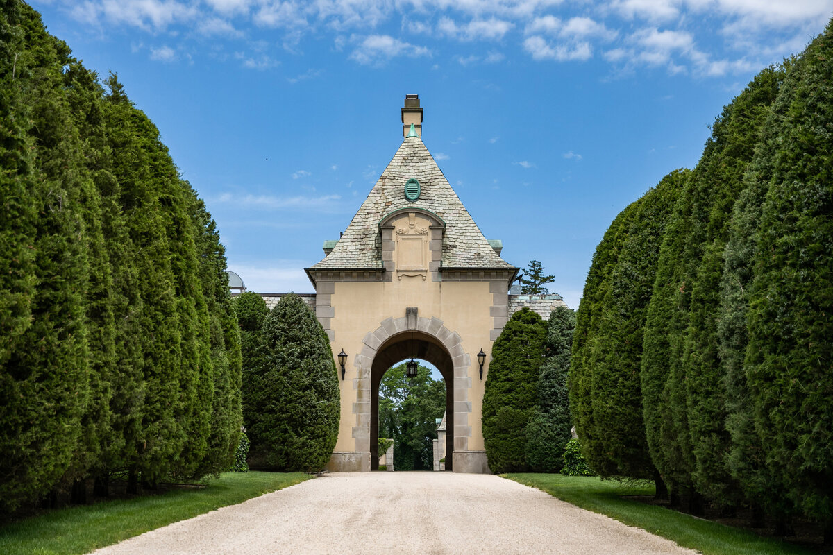 emma-cleary-new-york-nyc-wedding-photographer-videographer-venue-oheka-castle-isha-adam-1