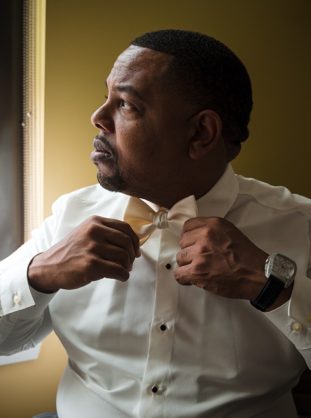 groom-getting-ready-bowtie-indianapolis.jpg
