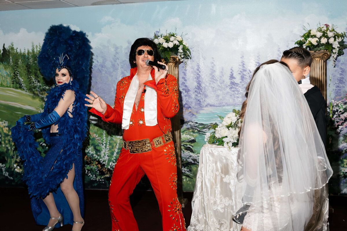 62riskyexposure_alexis-tyler_las-vegas-elopement-photography