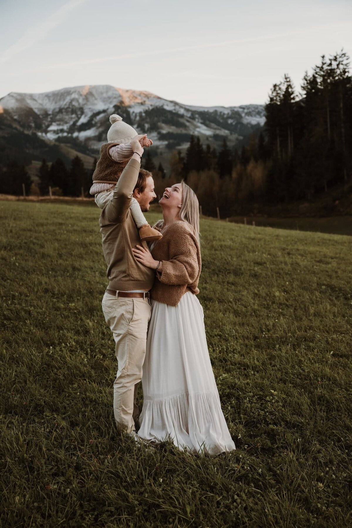 gezin in bergen tijdens gezinsshoot door Eline Hemelt Photography