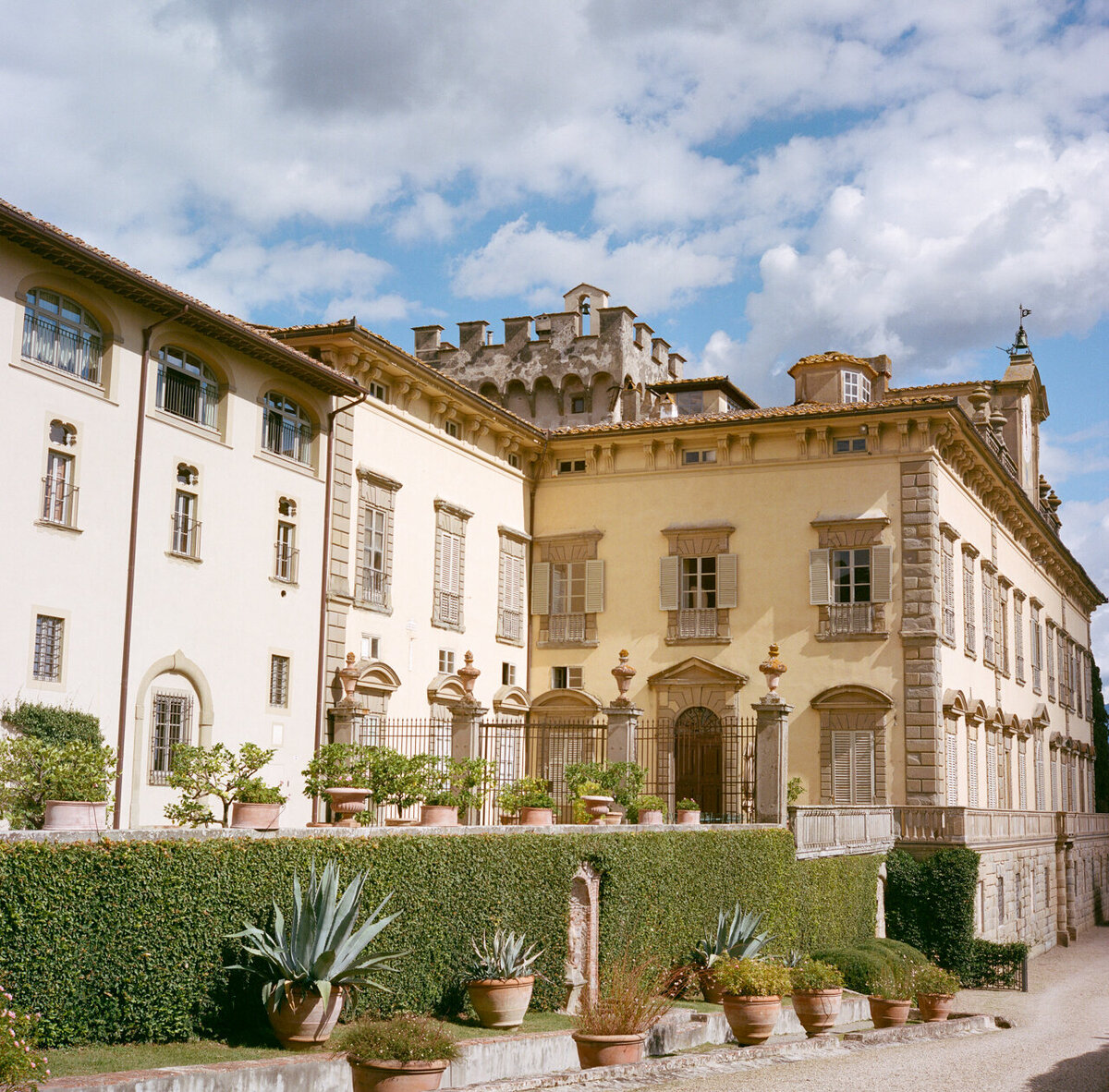 Luxury-Tuscany-Italy-film-wedding-photographer-raphaelle-granger-6