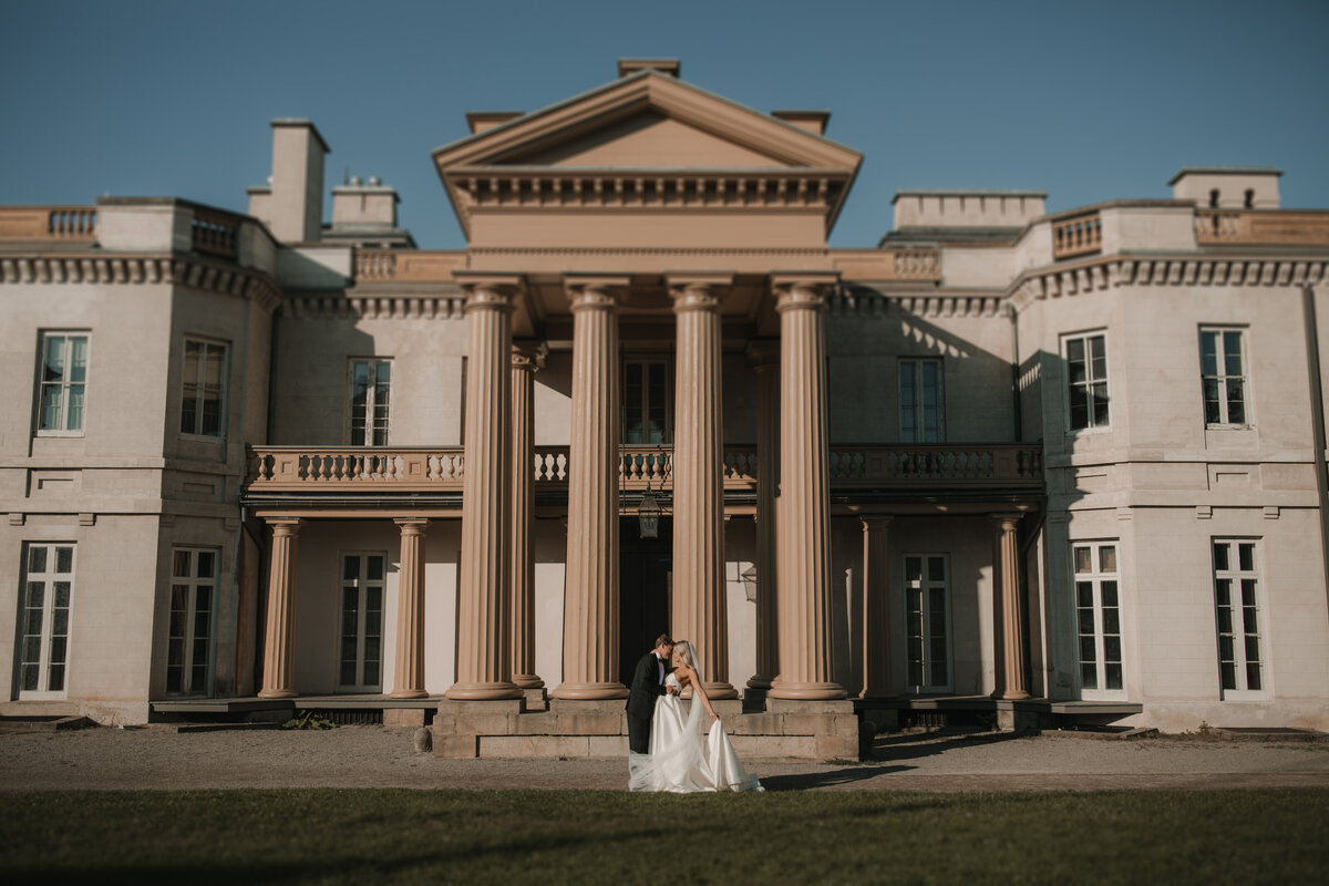 wedding couple in front of Dundurn Castle