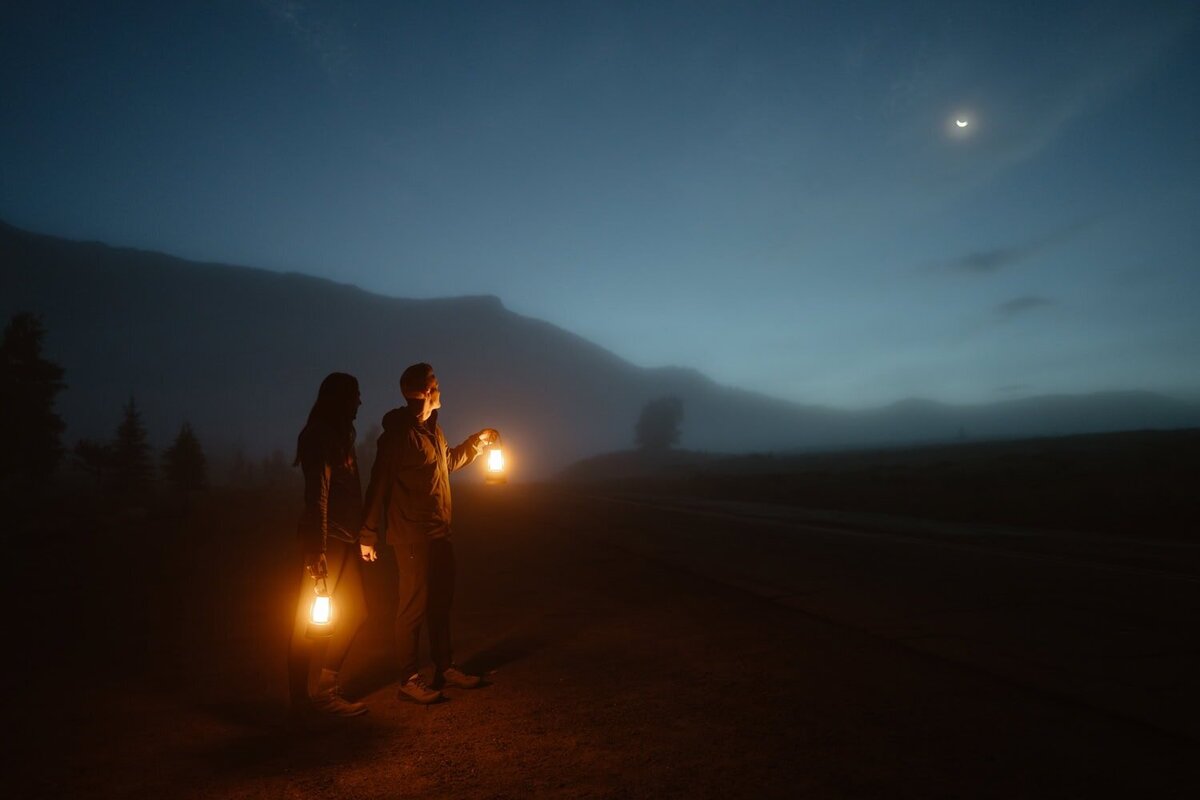 Couples photos with lanterns under the moonlight