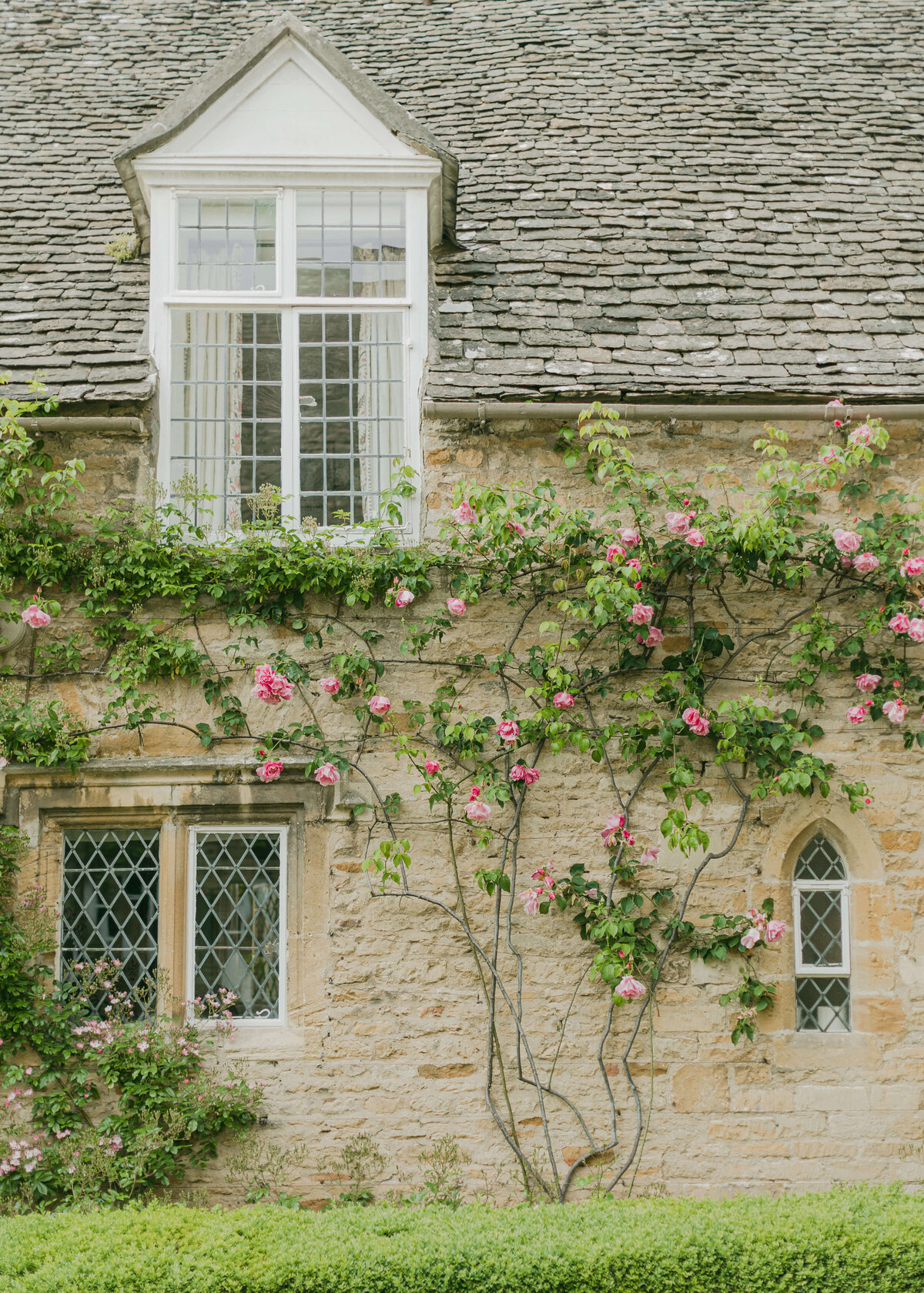 chloe-winstanley-weddings-cotswolds-cornwell-manor-pink-flowers
