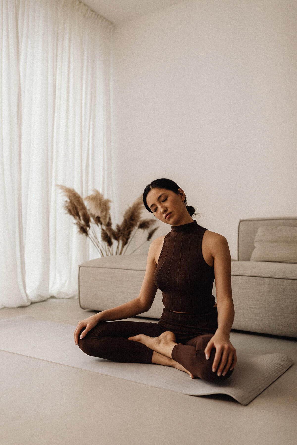 kaboompics_health-and-wellness-yoga-and-exercise-at-home-30959