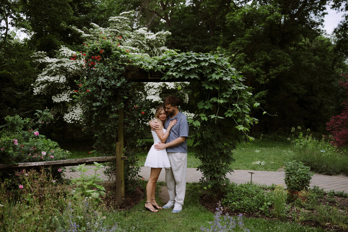 couple hugging for candid photography