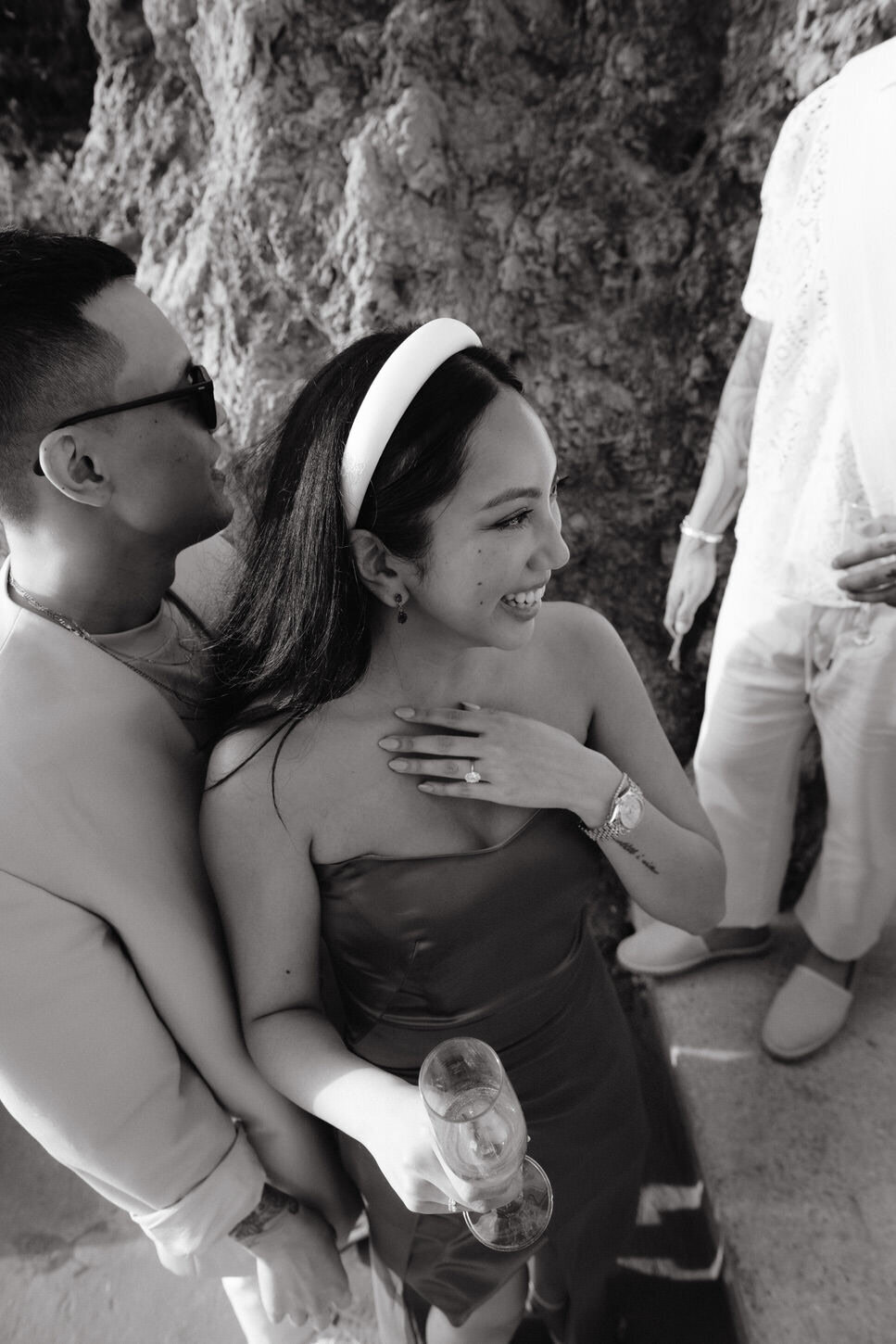 caruso-belmond-hotel-amalfi-coast-ravello-wedding-09-black-white-laughing-guest-jenny-fu-studio