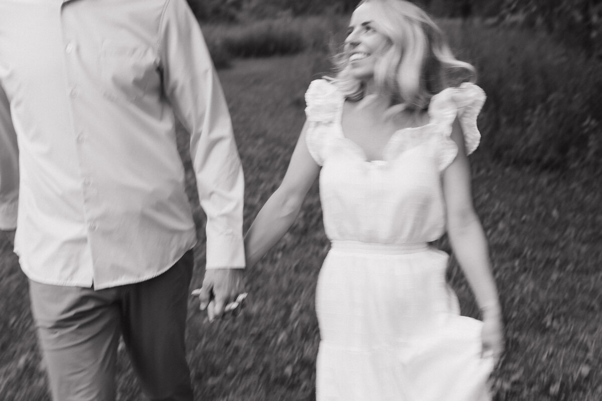 Romantic Indianapolis engagement photos natural setting