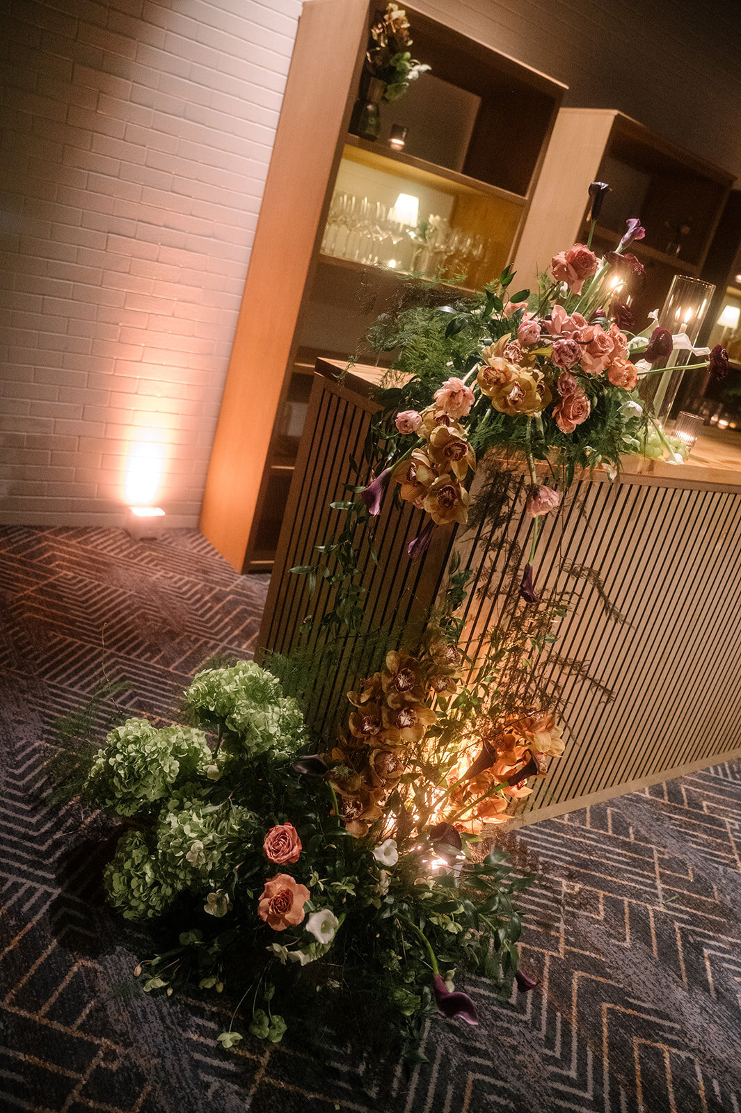 wedding-bar-florals-at-boston-park-plaza
