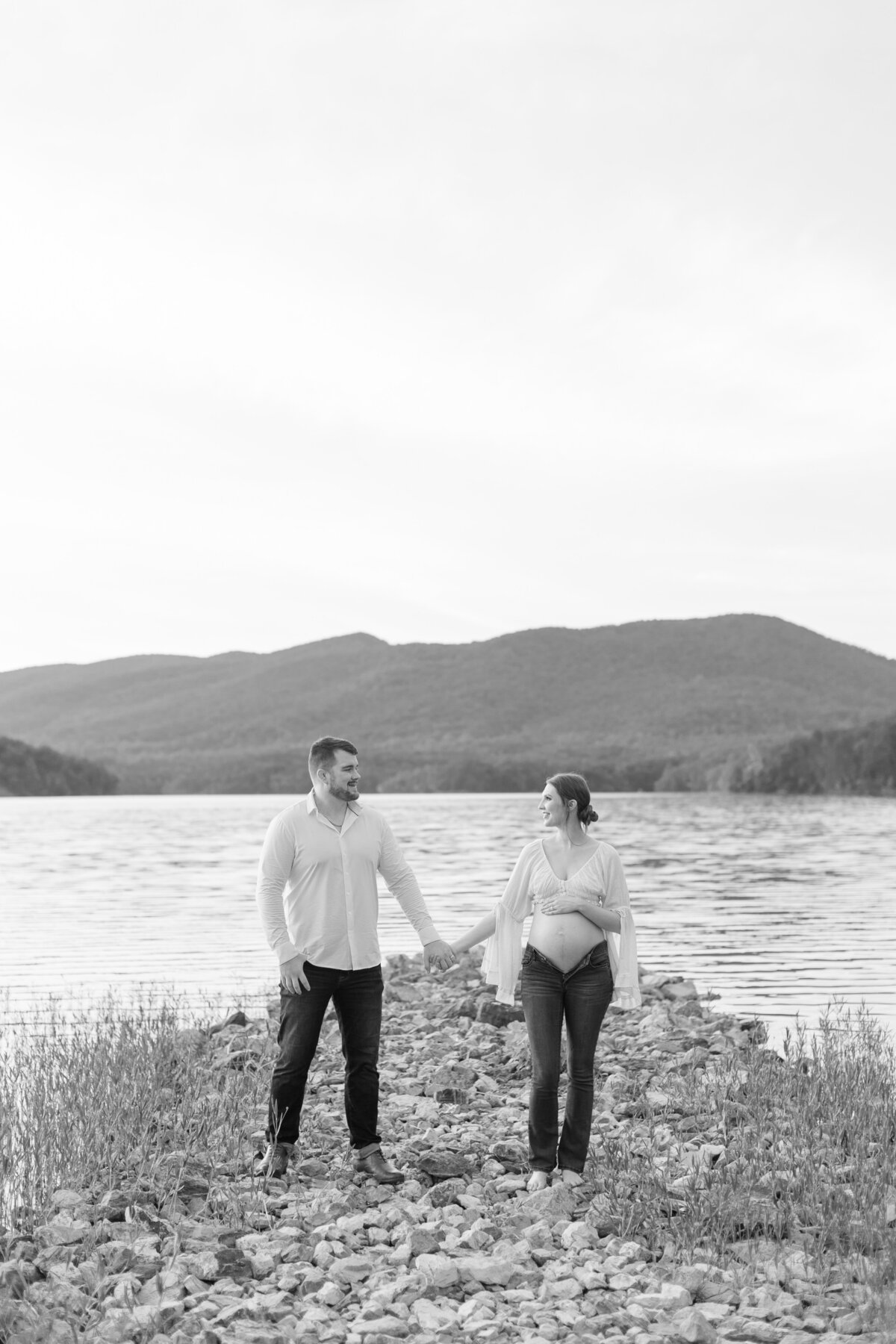 Documentary-Maternity-Session-at-Carvins-Cove-RJ-115