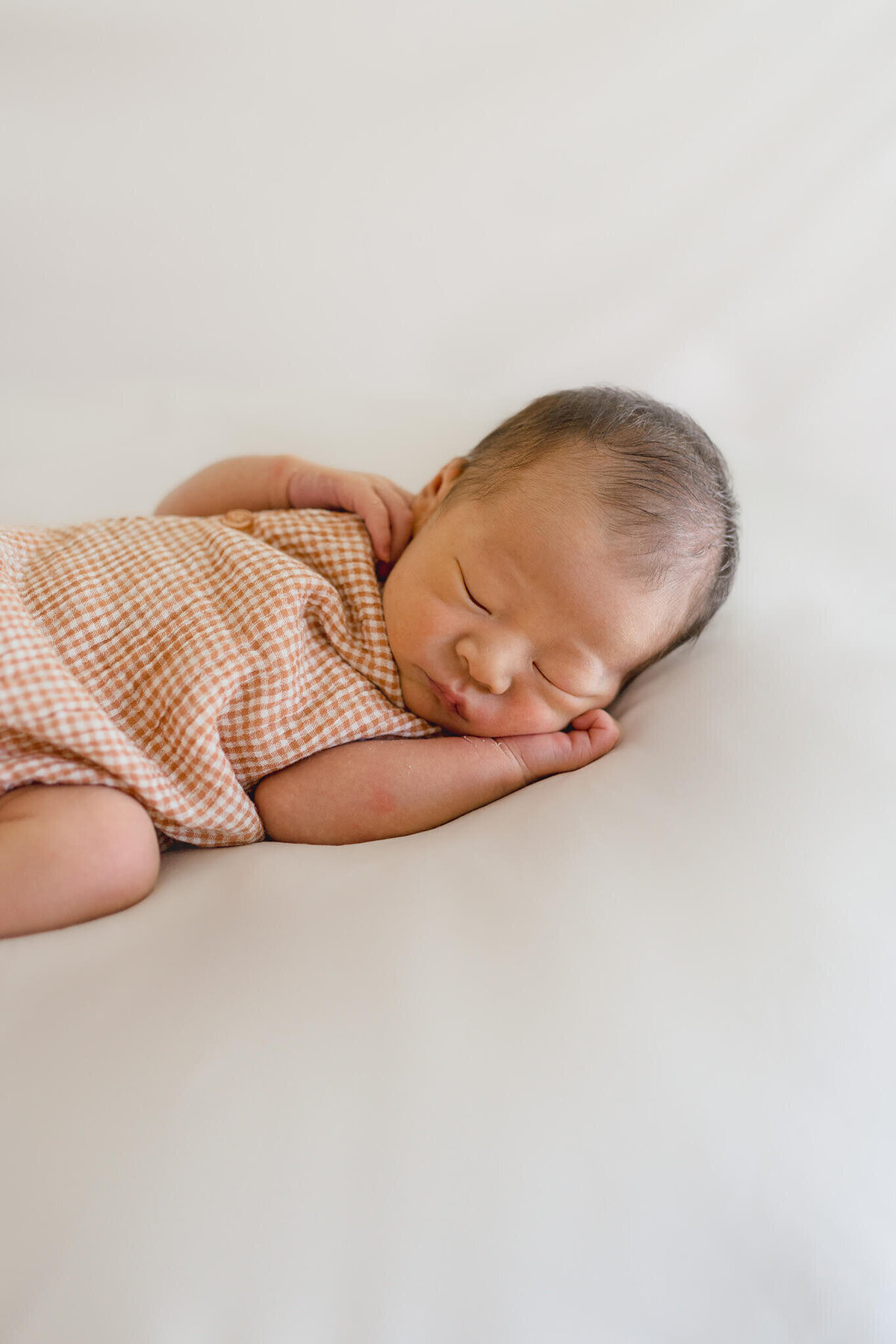 minimalistic natural newborn photos taken in home in molendinar southport photographer.