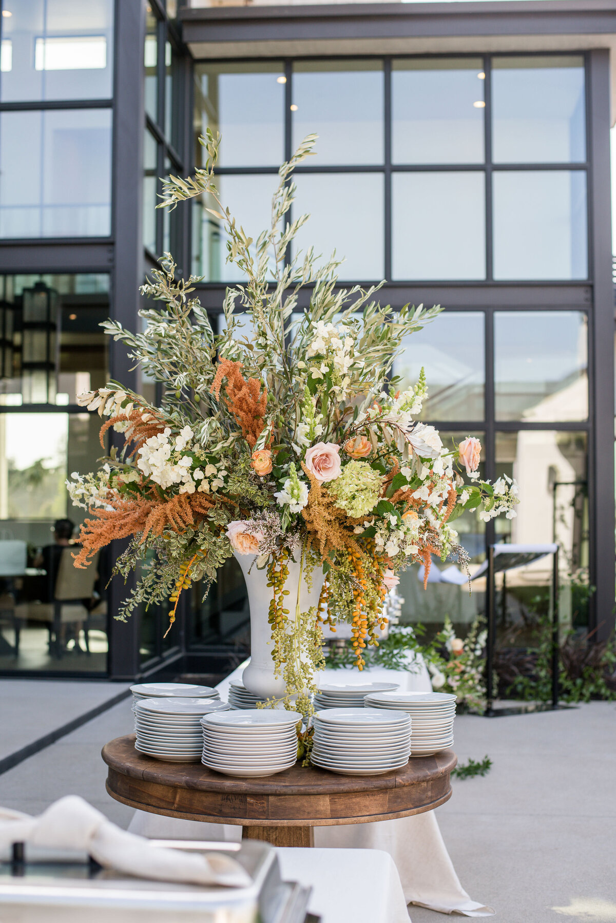 Serving table bouquet | Bella Fleur