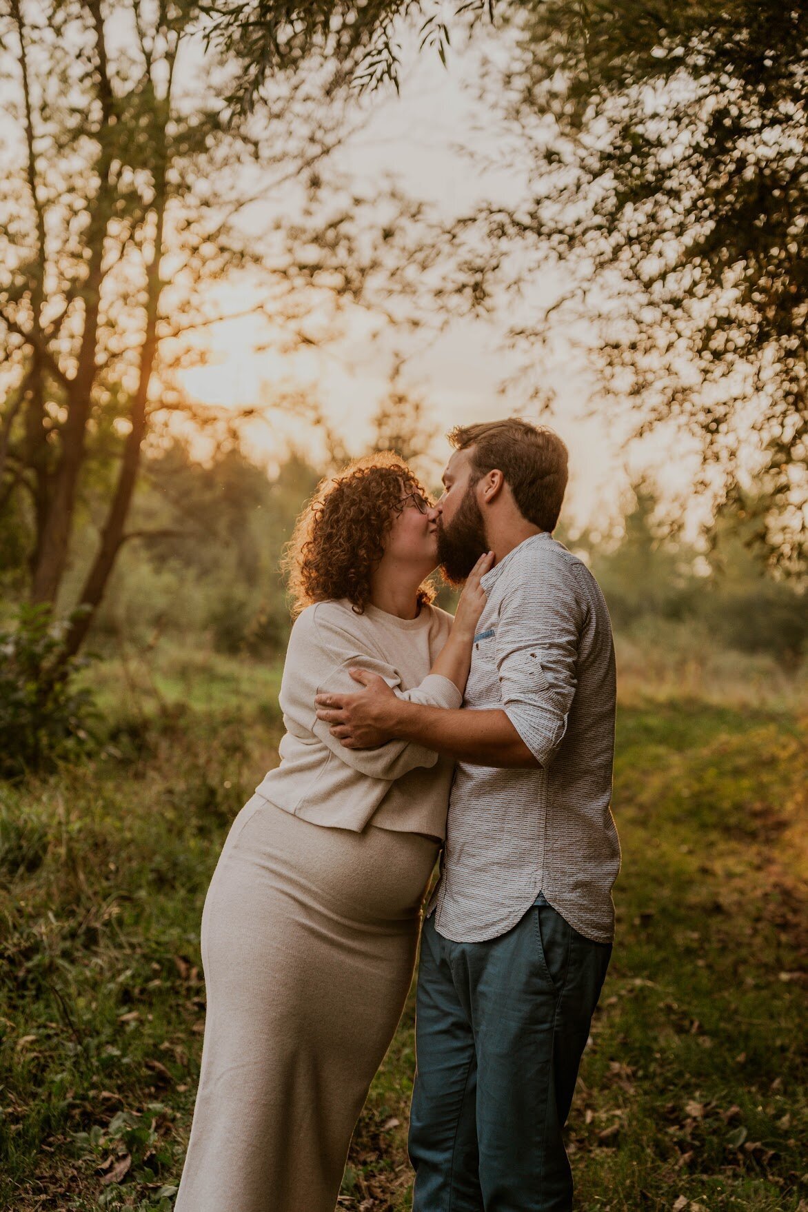 Koppelshoot zwangerschapsshoot gezinsfotografie bossen golden hour