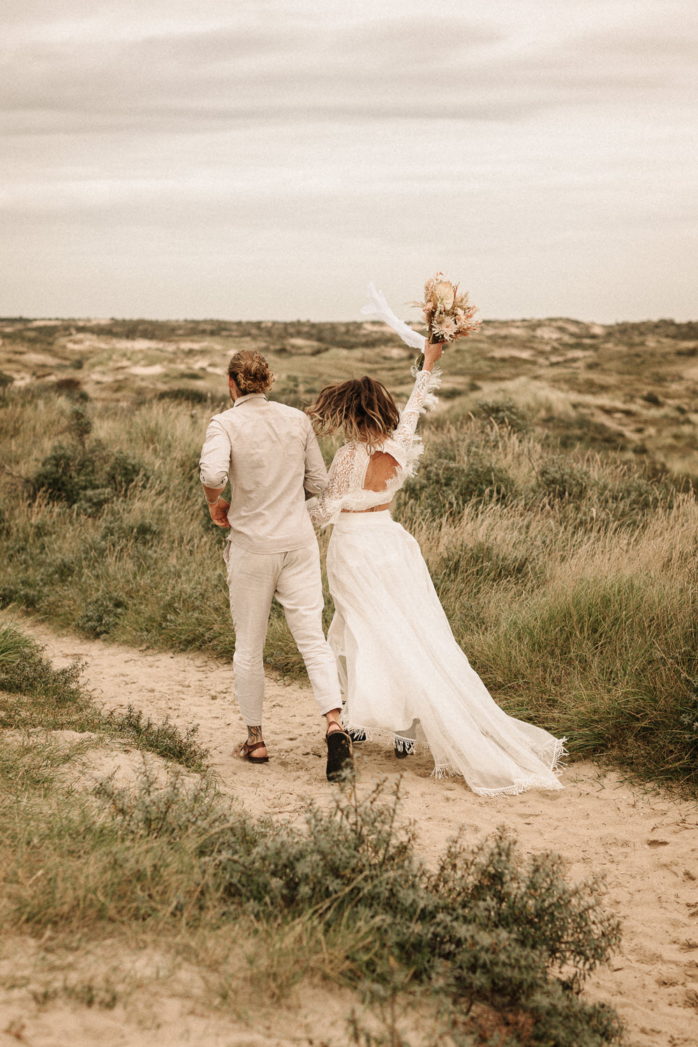 Brautpaar in den Dünen von Nordwijk in Holland