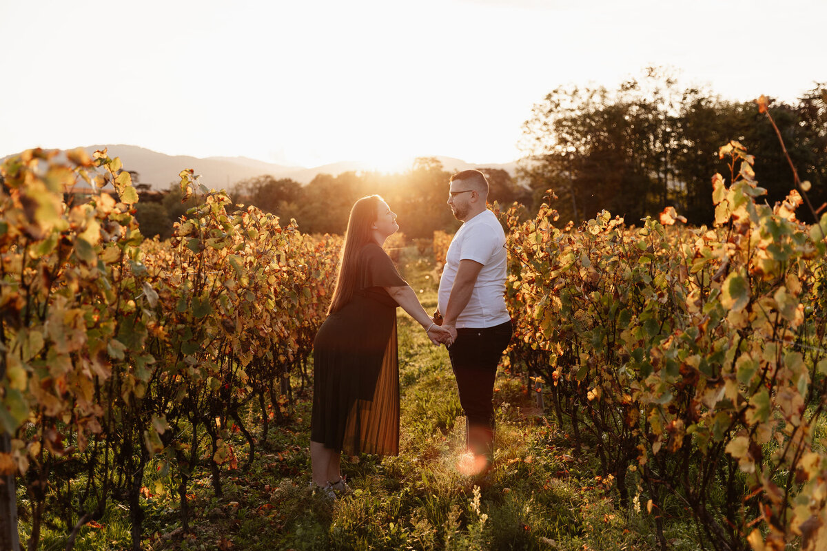shooting-couple-vignes-beaujolais-golden-hour1