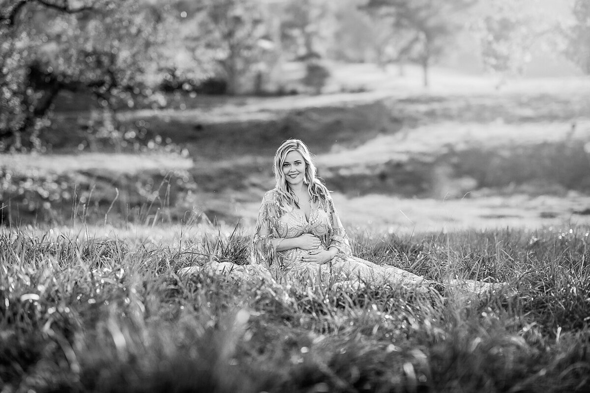 Black and white maternity photo in a field