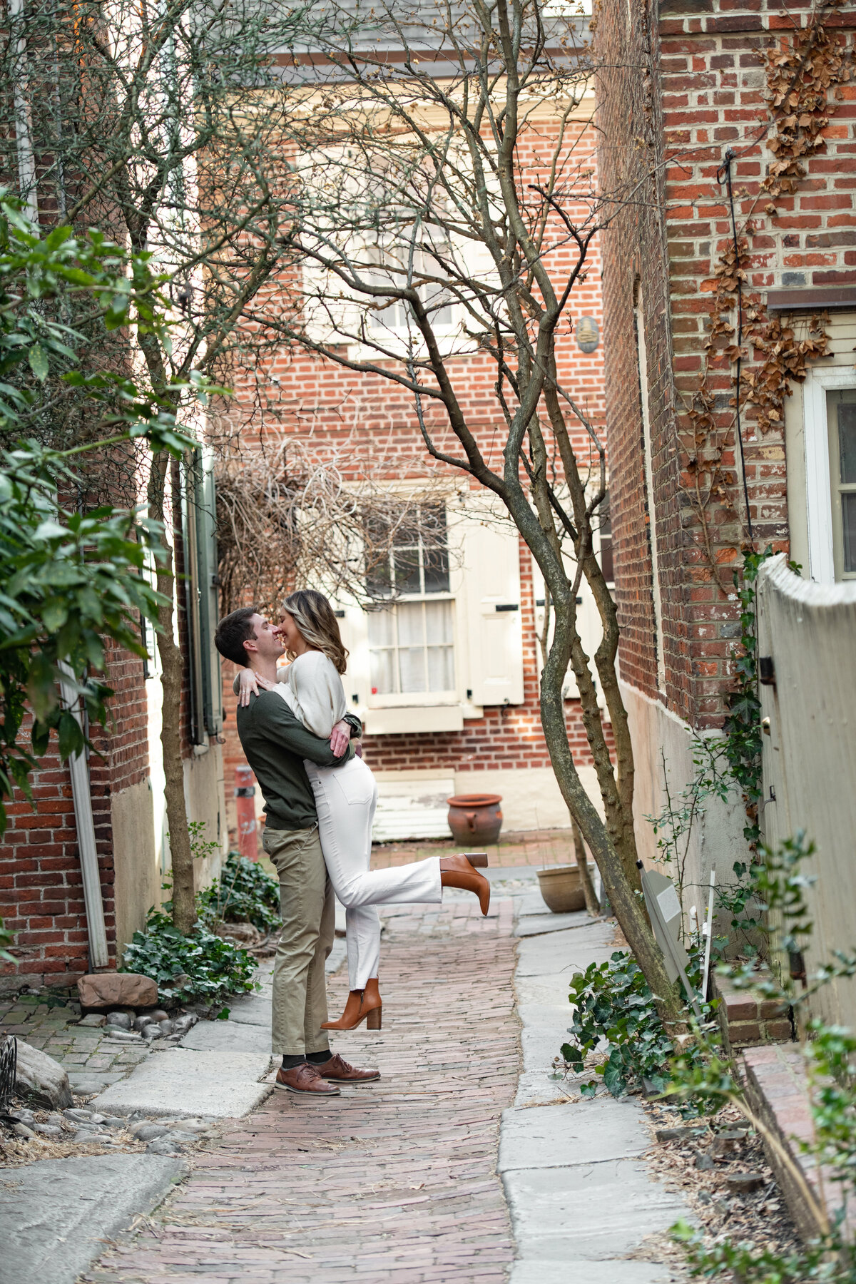 Philly_old_city_engagement_photo_alley_1