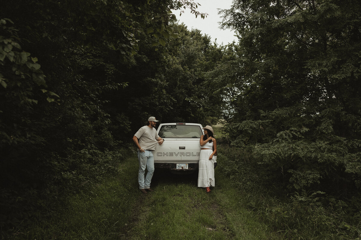 Wildflowercouplessessionwithtruck_emilyarwinephoto-49