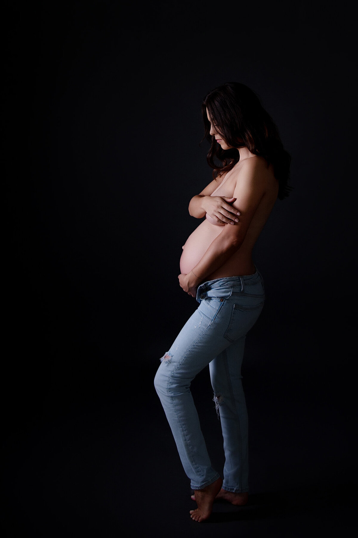 Artistic side-profile maternity silhouette of expectant mom – maternity photographer Pretoria