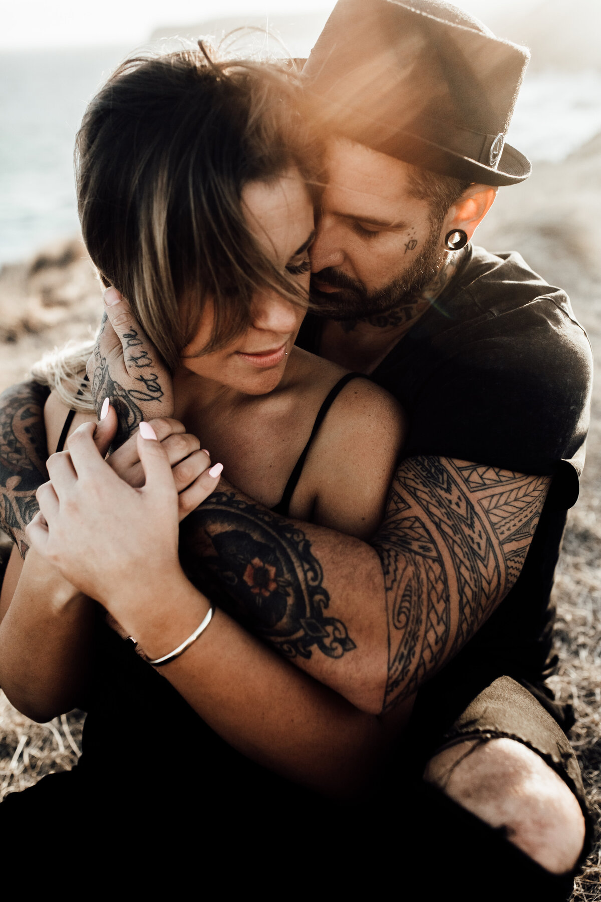 Intimate Photo of tattooed couple at Flinders Beach in Monrington Peninsula Melbourne. Sapphire and Stone Photogrpahy