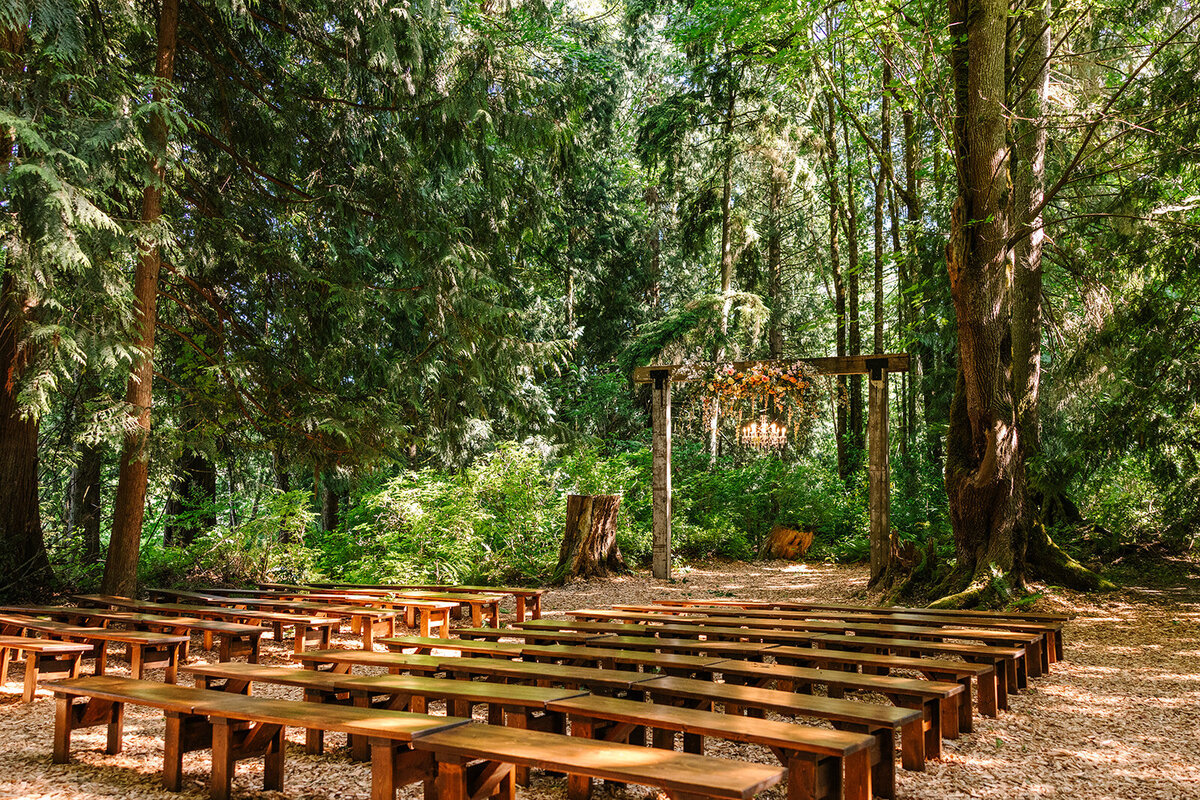 Woodsy ceremony at twin willow gardens snohomish wedding venue photography by joanna monger