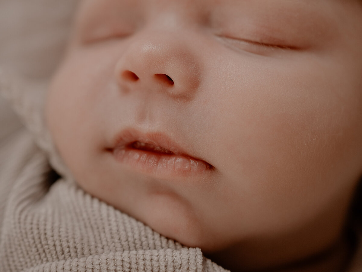 Newbornshoot door Leukfotografie in Amsterdam, Zaandam, Landsmeer, Oostzaan en Purmerend – zachte, liefdevolle babyfoto’s-91