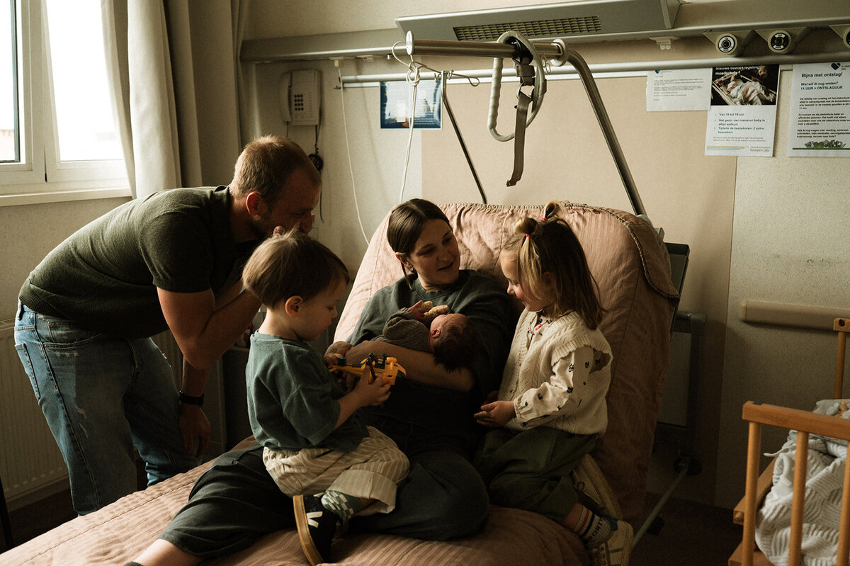 Geboorte - eerste kennismaking broer:zus - eerste keer samen - materniteit63