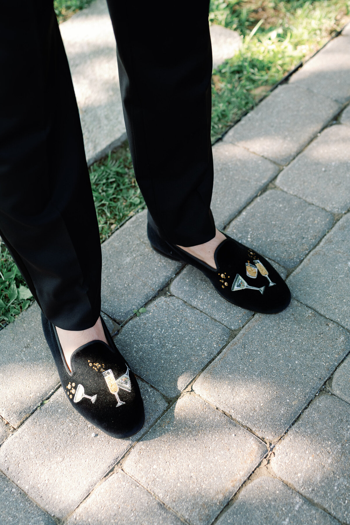 cocktail hour shoes at hermitage inn wedding vt