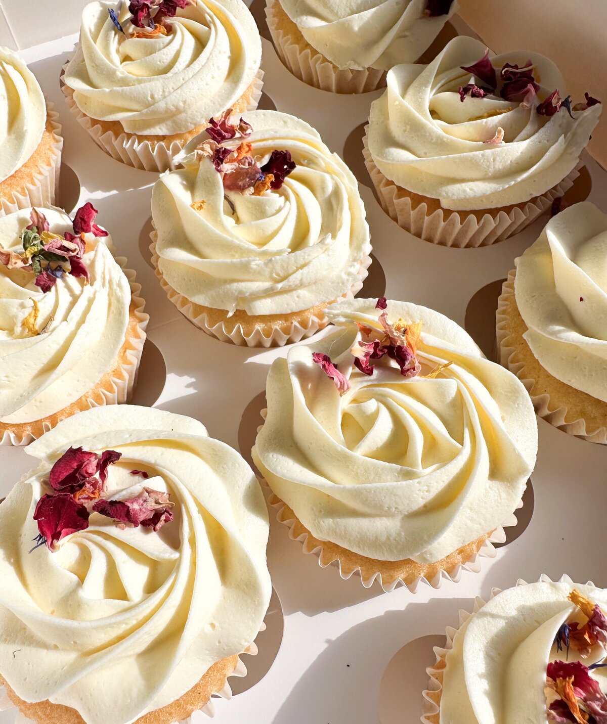 layers-graces-wedding-cupcakes-edible-flowers-petals
