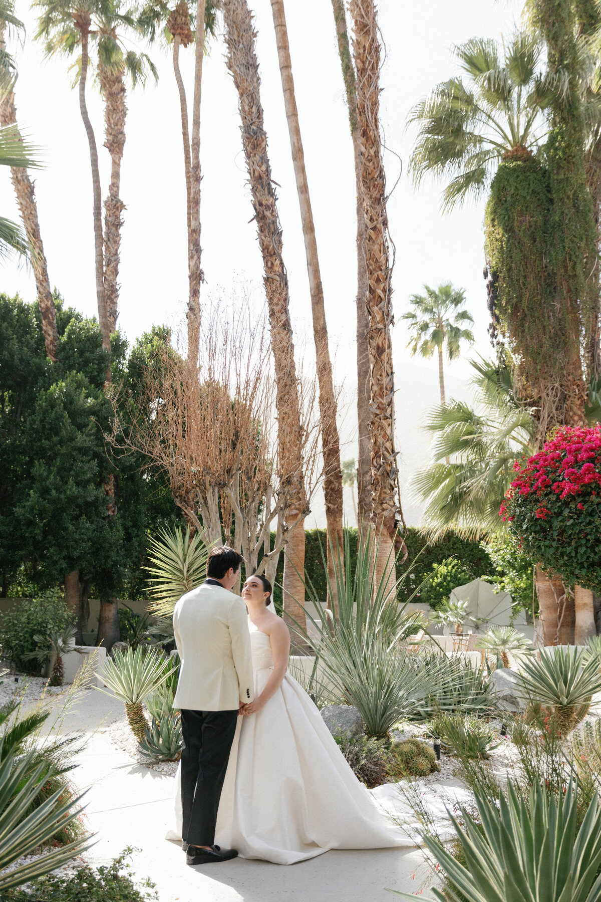 GraceMax-VillaRoyalePalmSpringsWedding-FirstLook-12