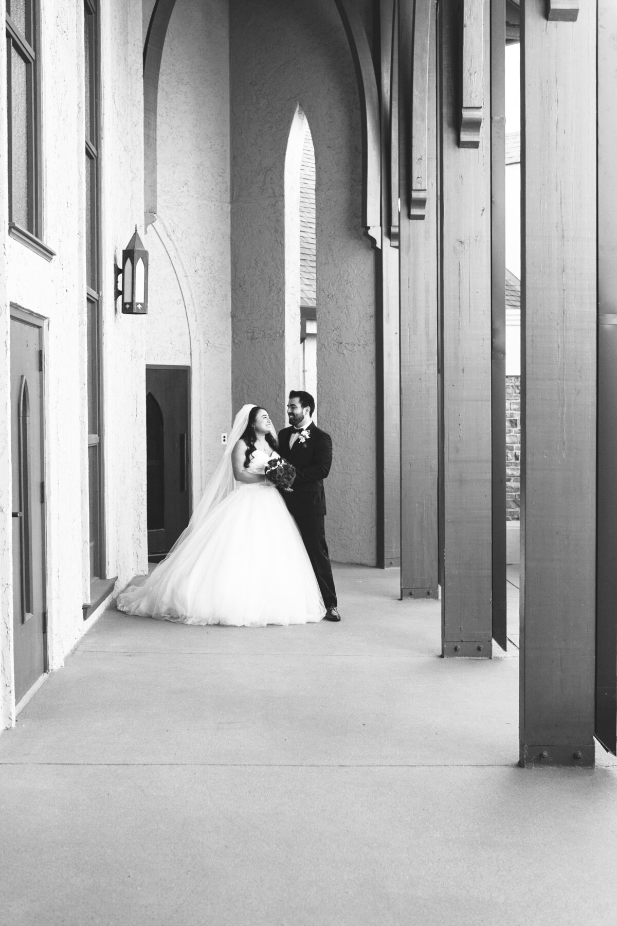 atlanta-editorial-wedding-photographer-bride-groom-portraits-church-archway