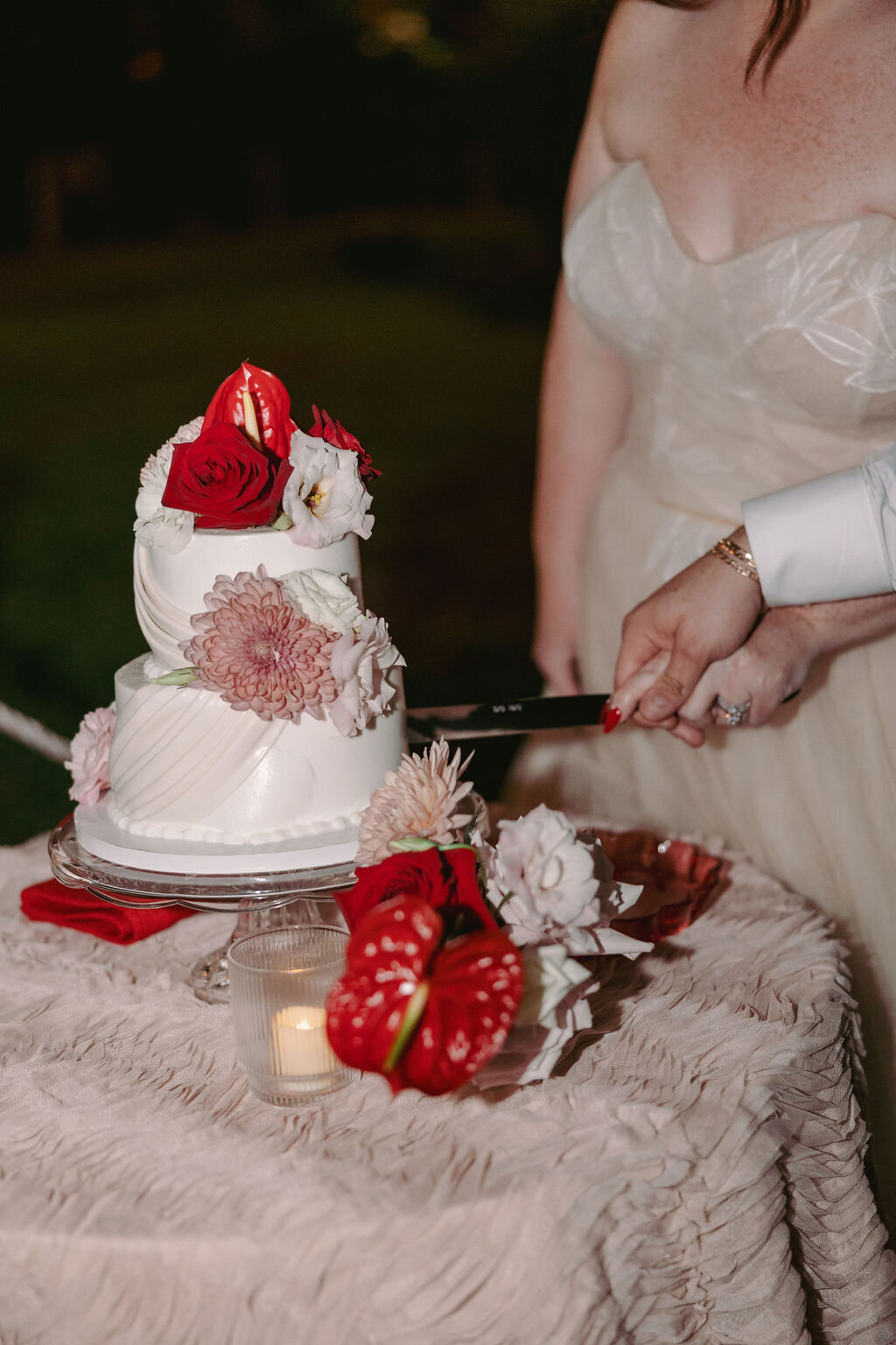 guest list management, wedding day, wedding day timeline, cut the cake