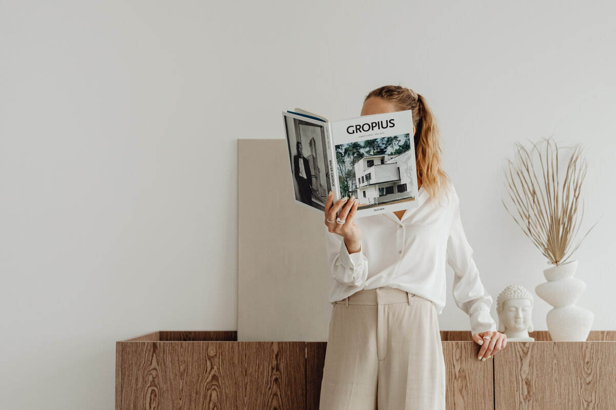 kaboompics_Elegantly dressed female architect with a book