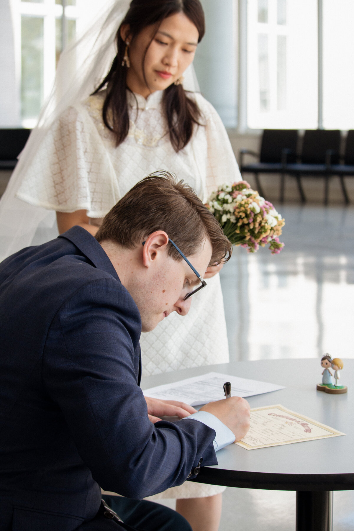 Seattle-courthouse-elopement-timeless-wedding-jennifer-moreno-photography-Washington