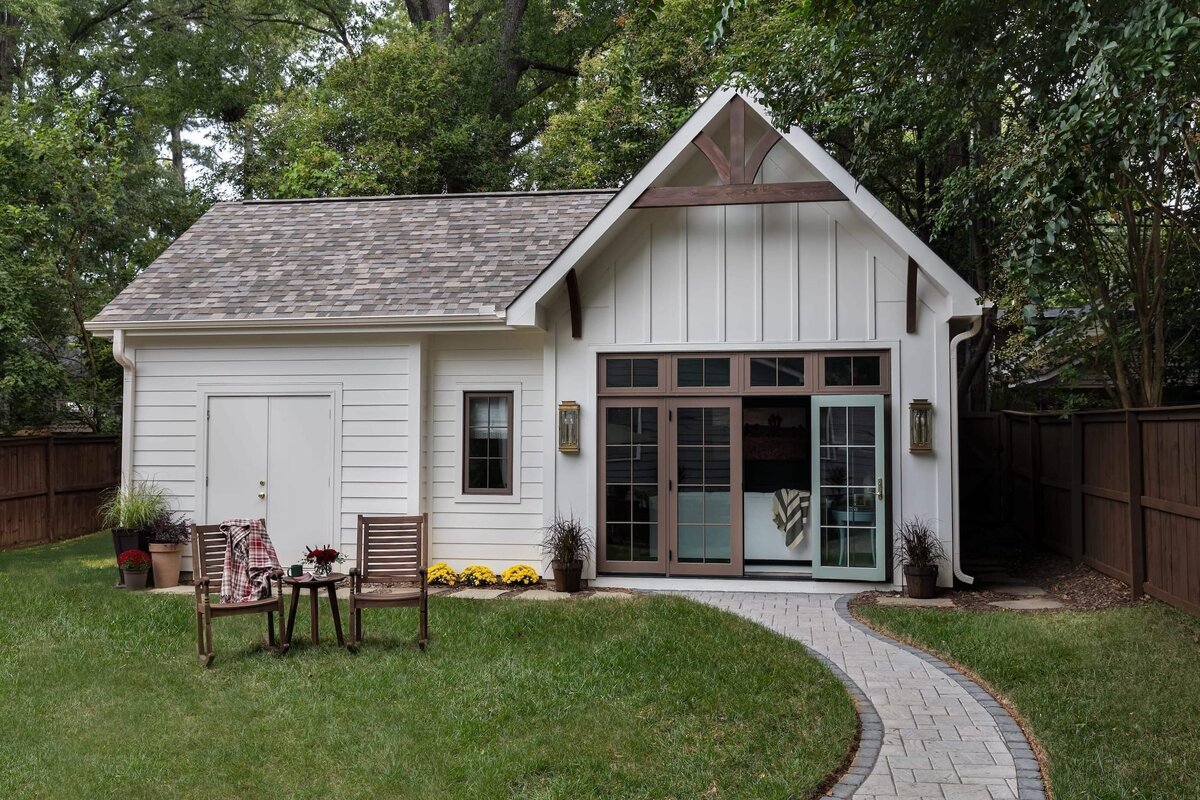 melinda chesson interiors carriage house exterior with 2 rocking charis out in yard