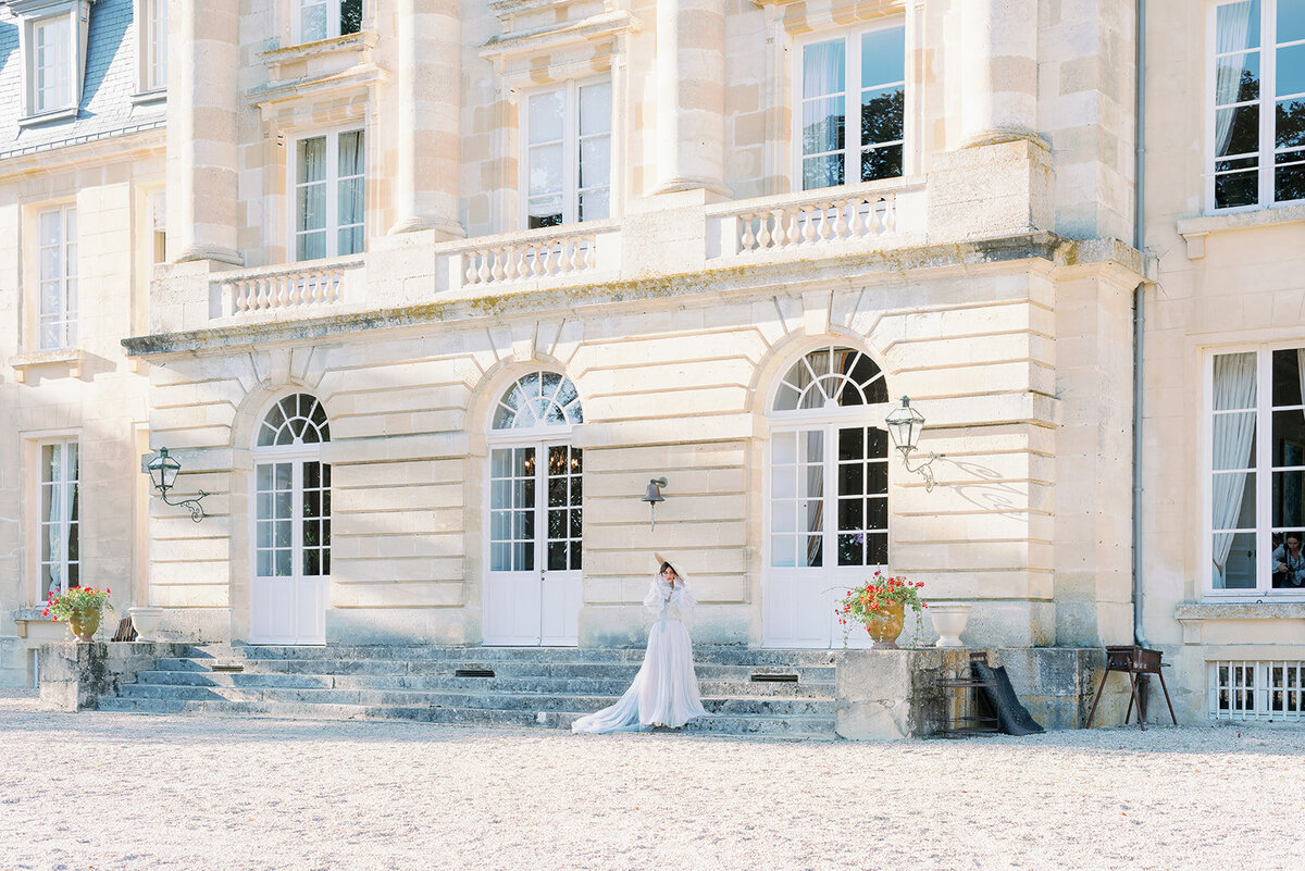 Bröllopsfotograf i Stockholm helloalora Anna Lundgren destination slottsbröllop på Chateau de Courtomer i Normandie Frankrike brud i blomsterhatt