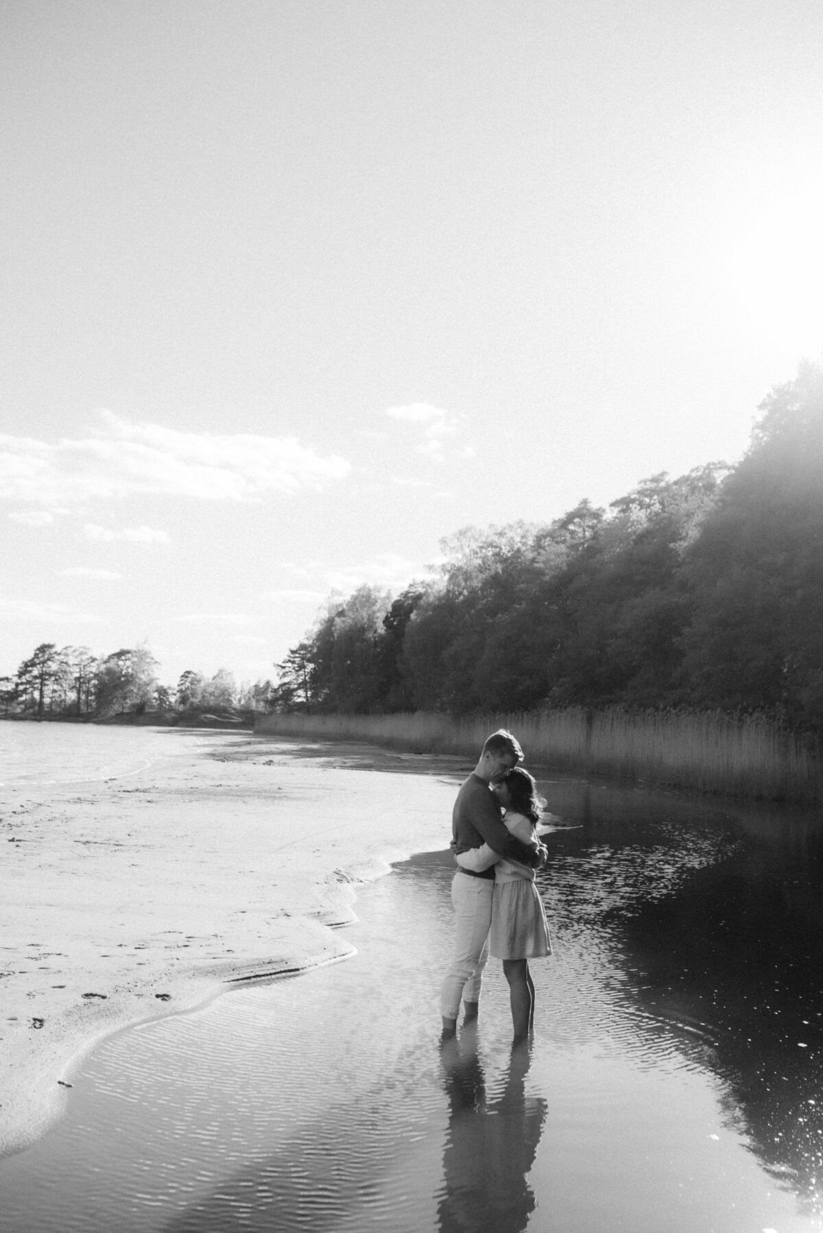 Couple on a beach on a photography session with photographer Hannika Gabrielsson