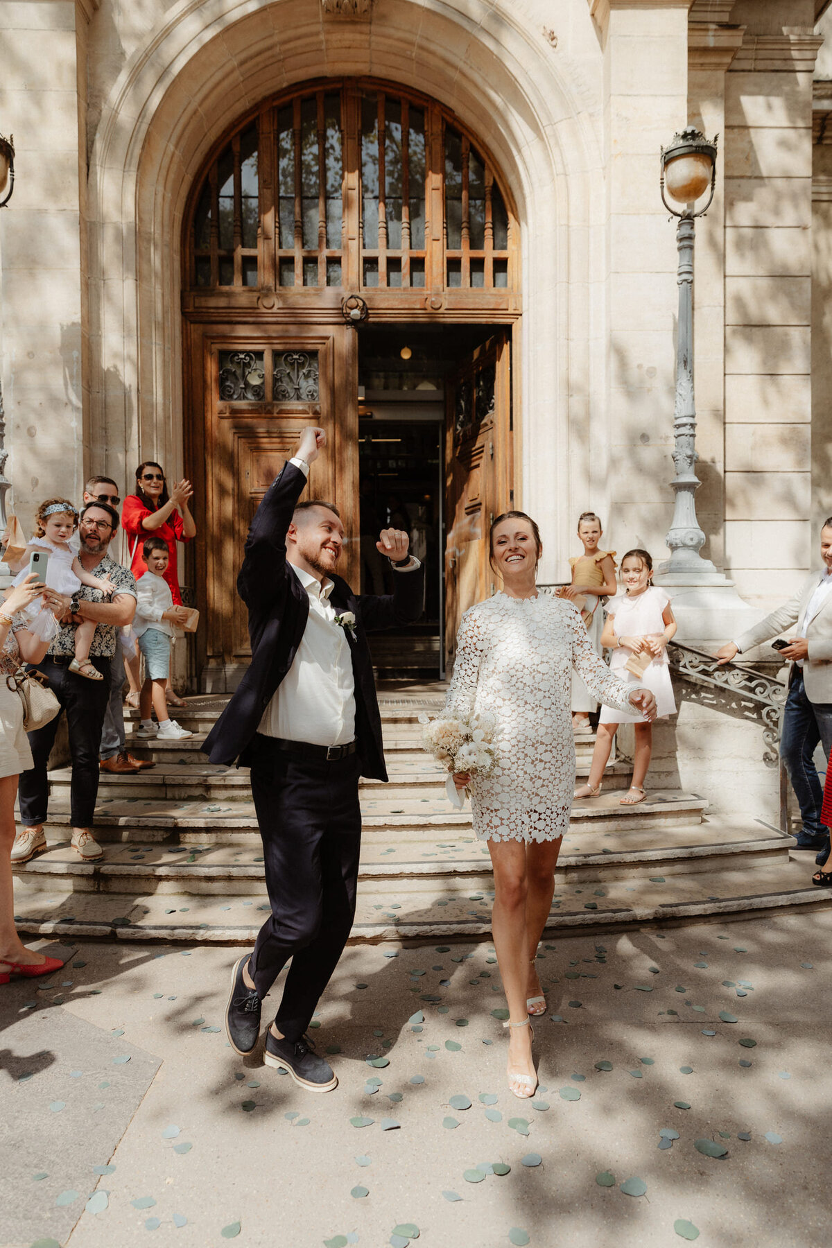Prisylia-et-Guillaume-ceremonie-mariage-sortie-mairie-lyon