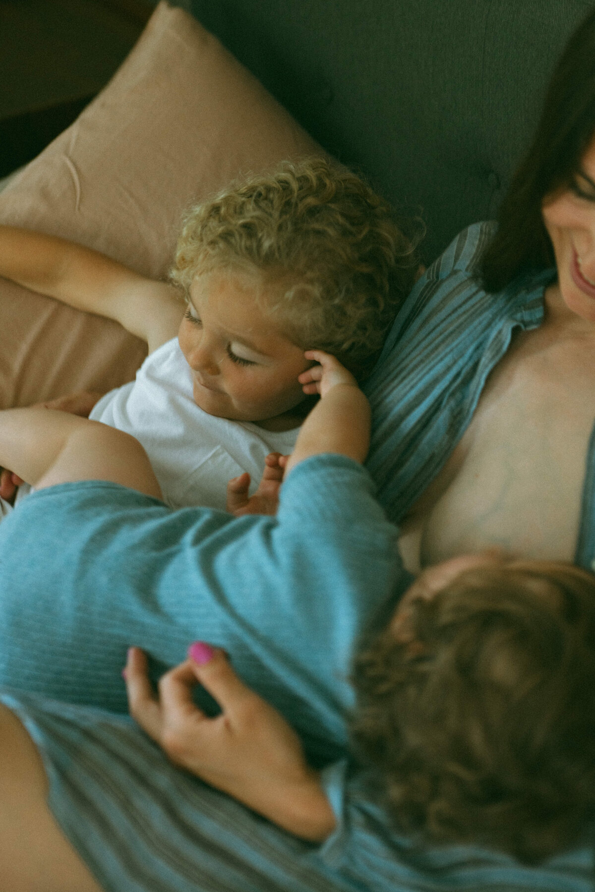 breastfeeding-motherhood-longform-session-in-home-60