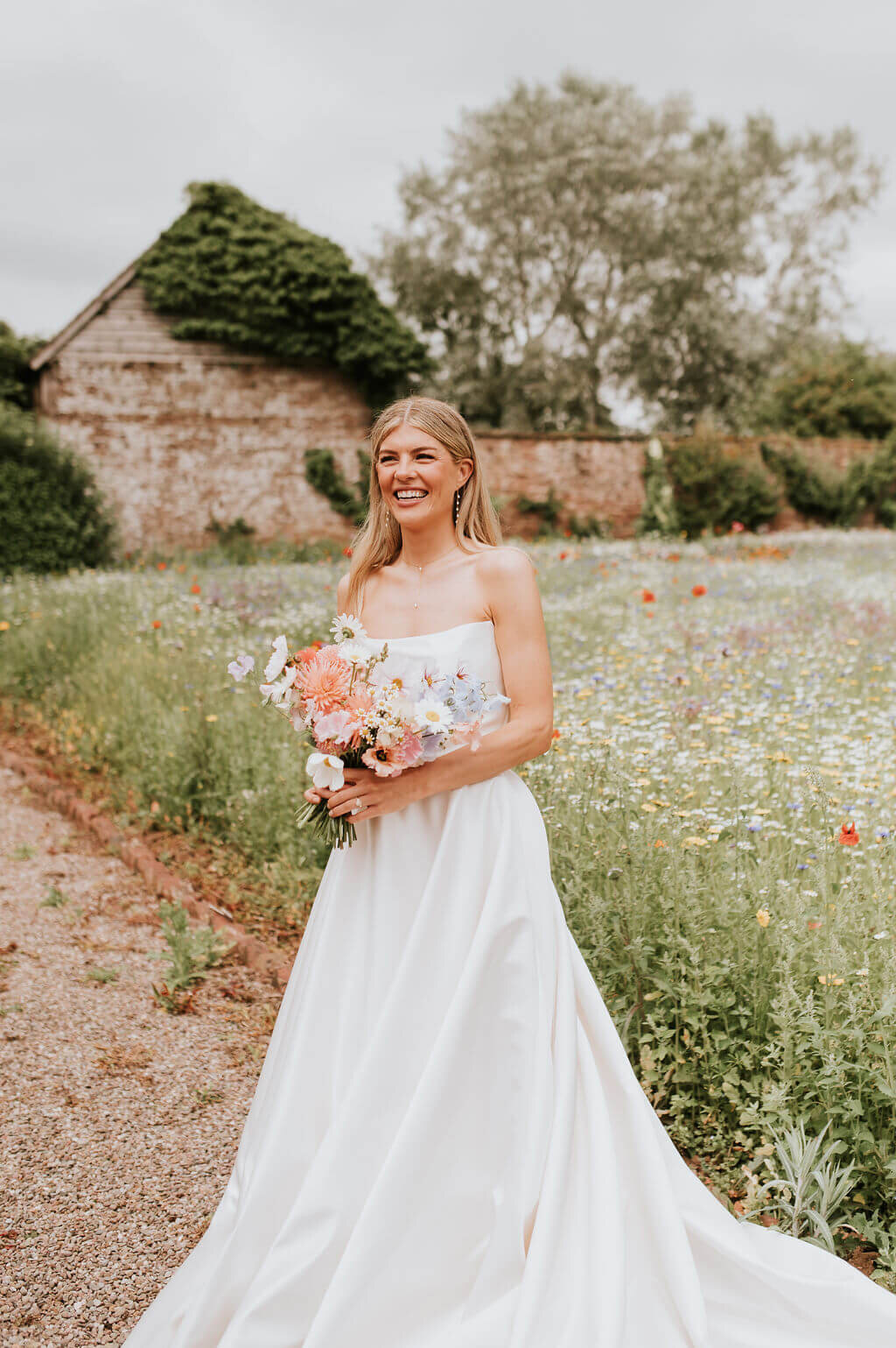 Issy-and-Bella-Floral-Design-Wedding-Florist-Herefordshire-Broadfield-Court-j&N92