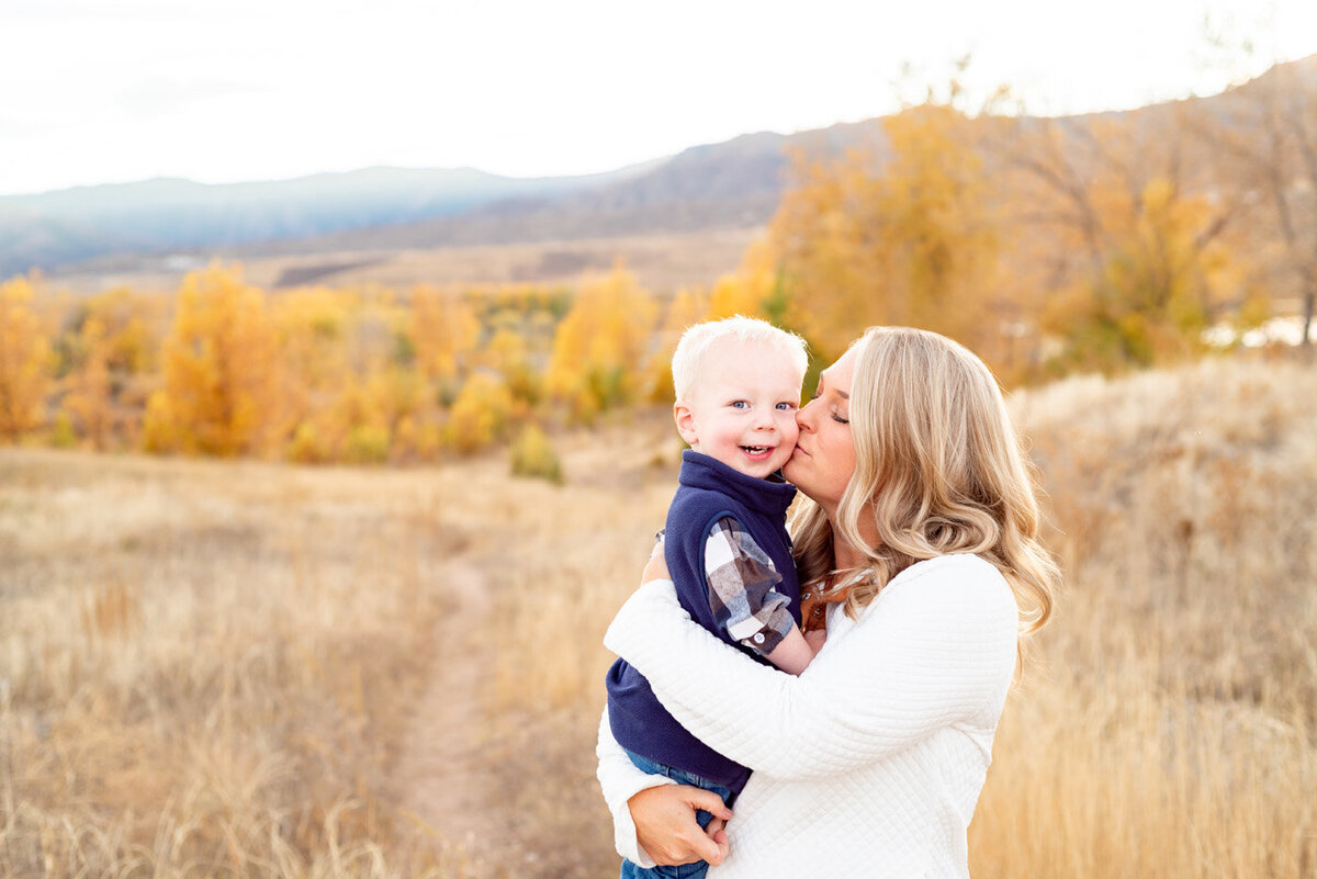 colorado-fall-family-photography-mom-with-baby
