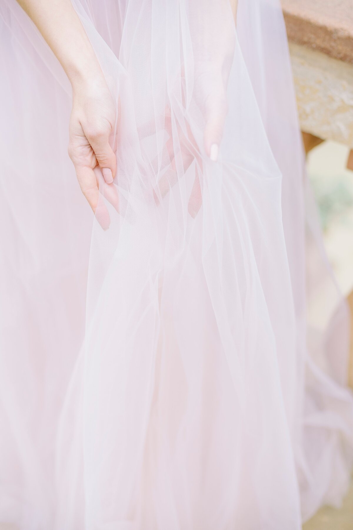 Wedding day - Wedding Photographer - Marian -hands of a bride with veil 