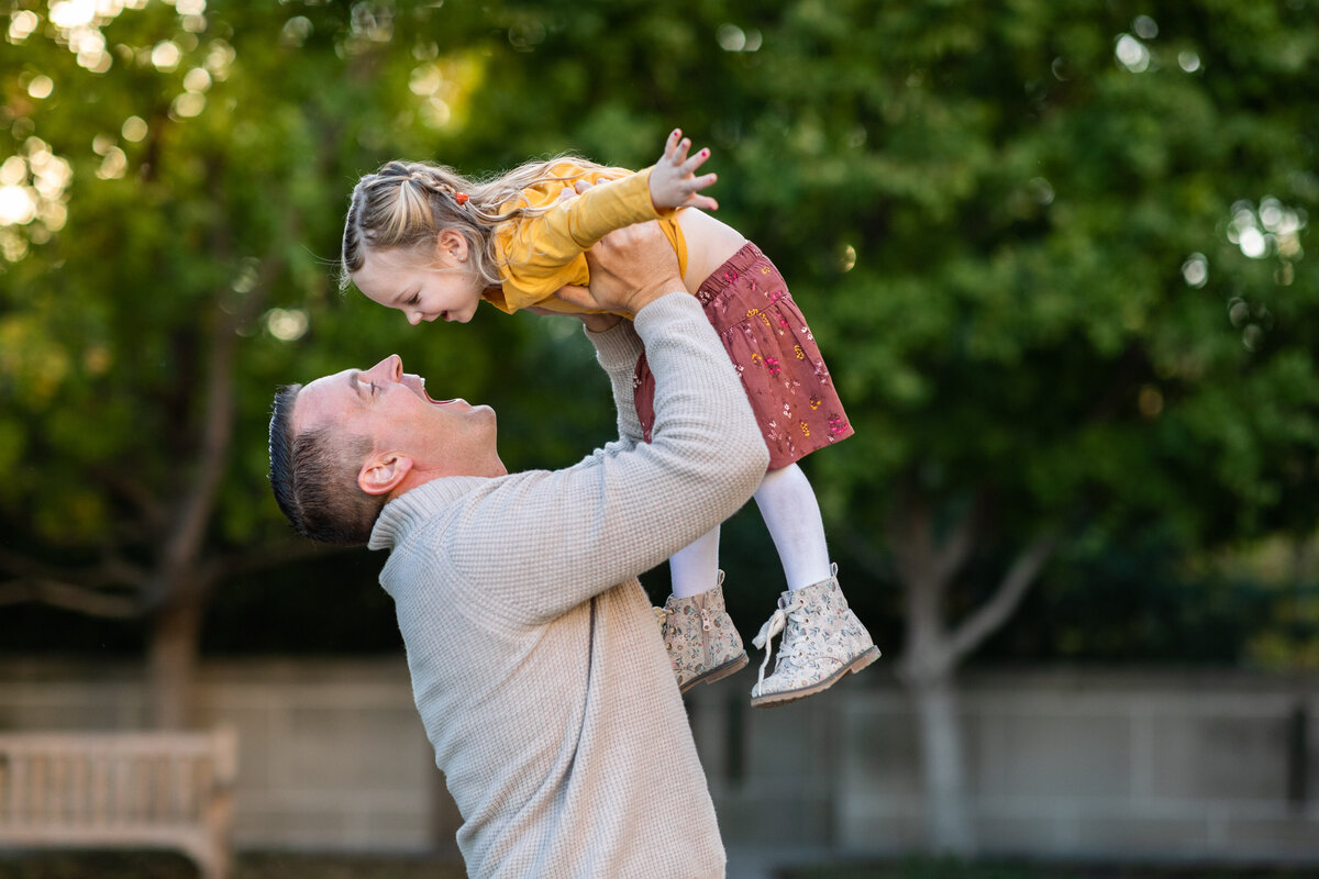 Kansas_City_Family_Photography_father_swinging_daughter-11