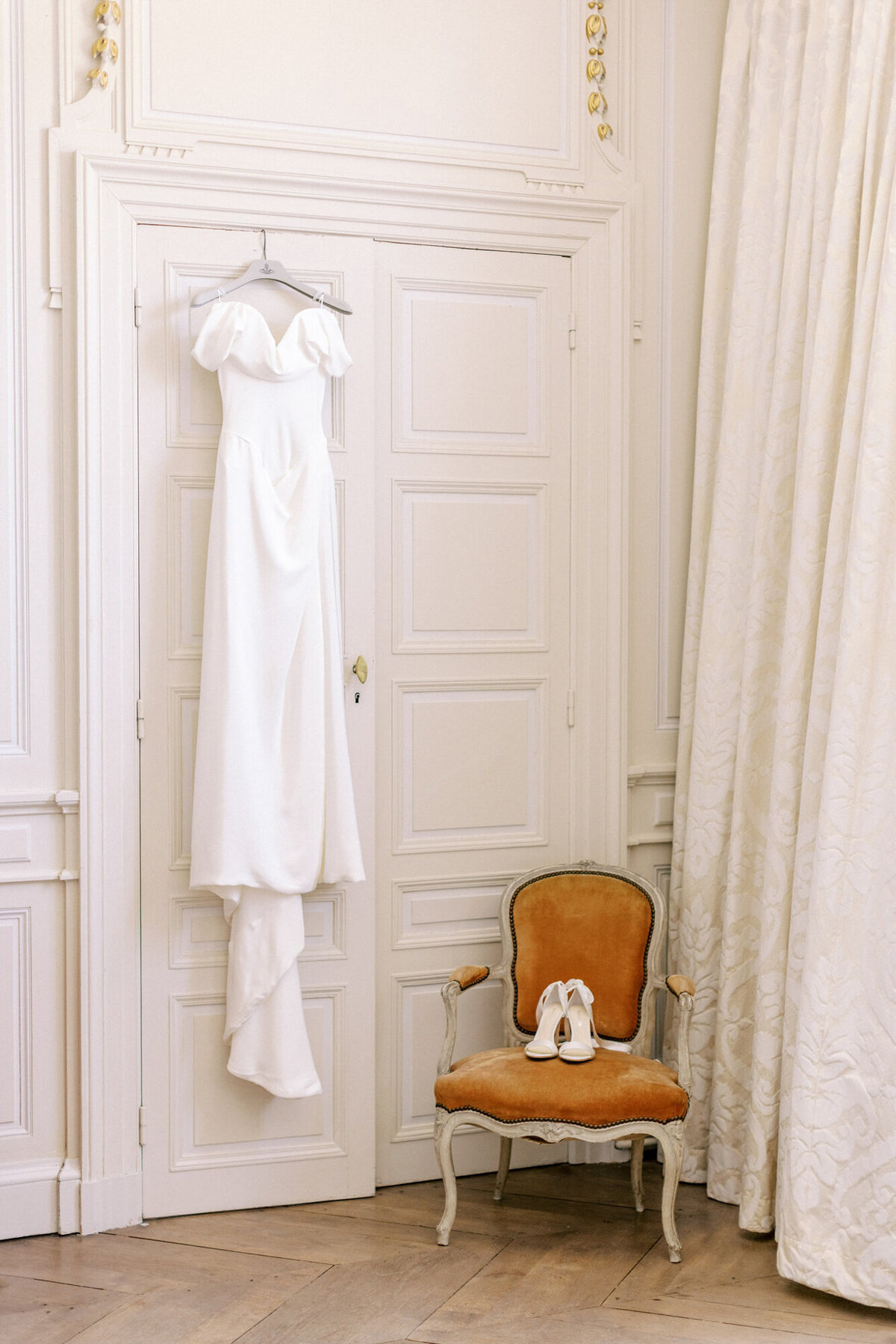 Maïlys Fortune Photography Husband Wife Wedding Weddings Photography France Switzerland Italy Timeless Dreamy Imagery Bilingual French English Destination Weddings Destination Wedding Provence French Riviera Paris Lake Como Tuscany30
