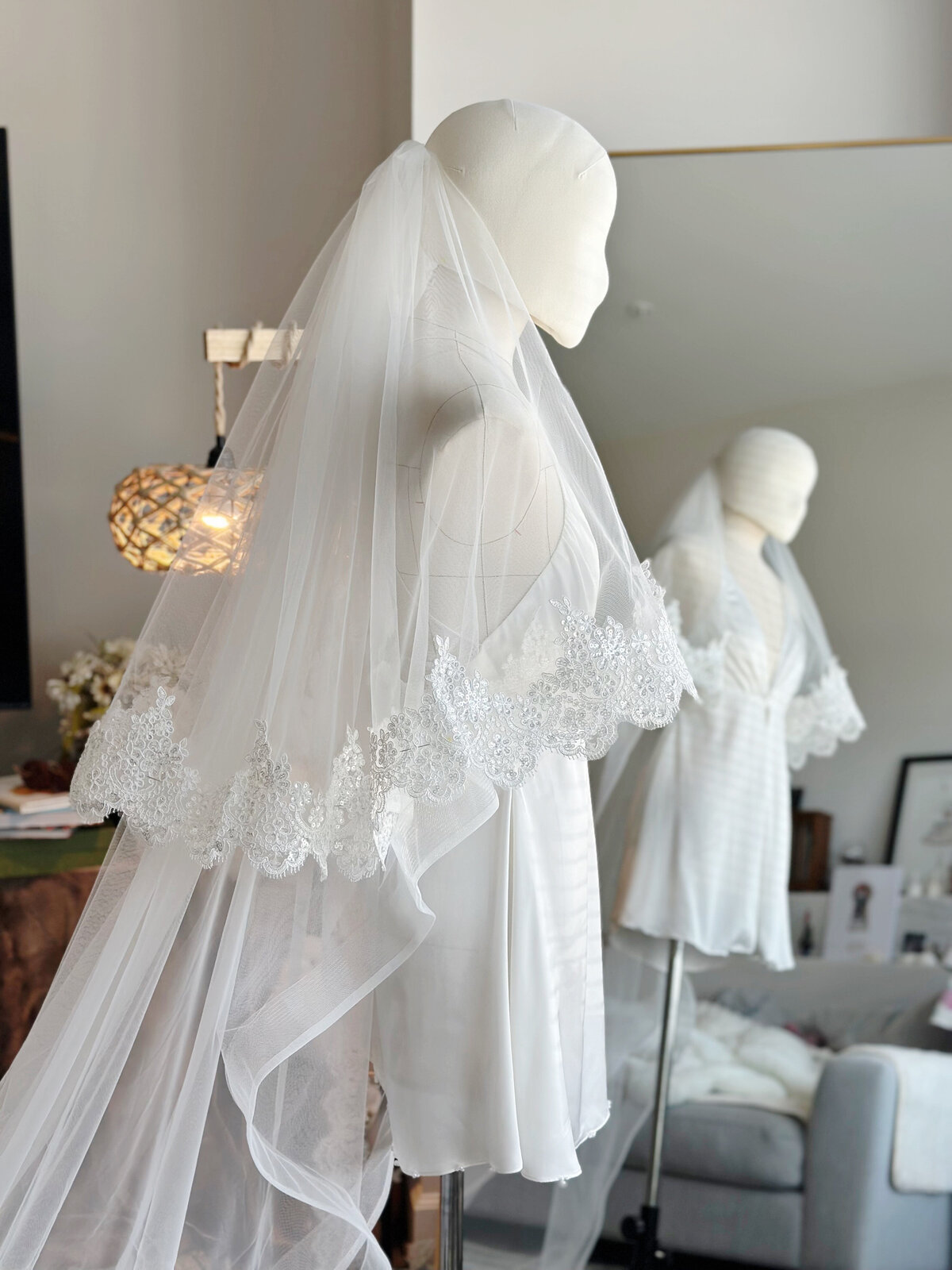 Single-layer blusher veil with fine lace border and airy feel
