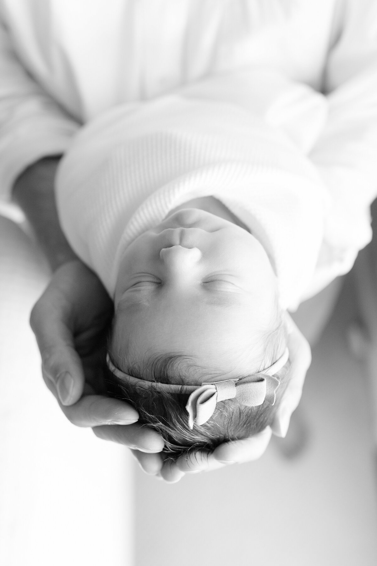 15_neutral-at-home-newborn-session_baby-girl_ckp